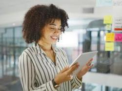 黑人女企业家看着平板电脑